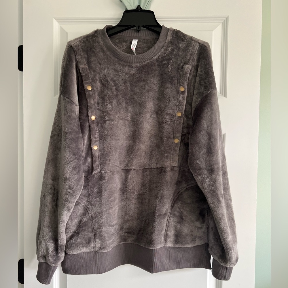 Latched mama fleece snap pullover